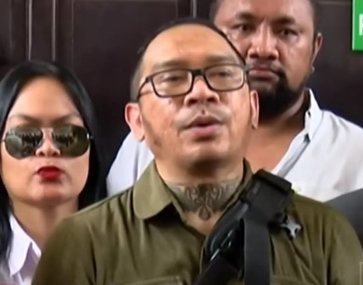 Jonathan Latumahina memberi keterangan pada awak media (Sumber : YouTube CNN Indonesia)