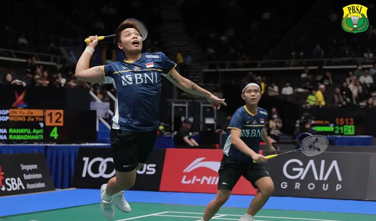 Pasangan ganda putri Indonesia, Apriyani Rahayu/Siti Fadia Silva Ramadhanti, lolos ke babak 16 besar Singapore Open 2023 setelah kalahkan wakil tuan rumah. (Sumber : PBSI)