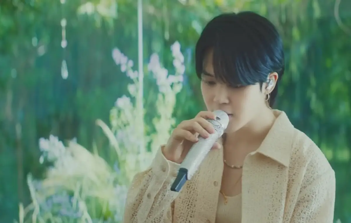 Jimin BTS dalam video klip lagu 편지 Letter, hidden track di album solonya, FACE. (Sumber : YouTube BANGTANTV)