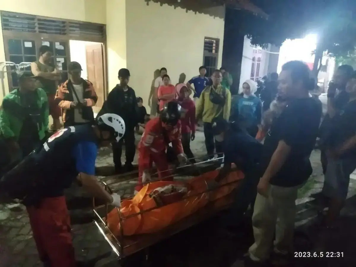 Pria berinisial AP (61) ditemukan tewas dalam kondisi duduk di depan kamar kos di Pedurungan, Semarang. (Sumber : Dok Polsek Pedurungan)