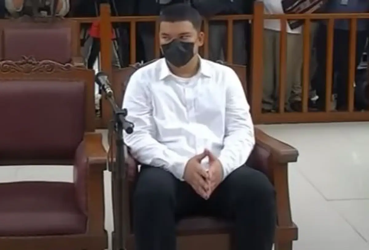 Shane Lukas saat di kursi pesakitan ruang sidang Pengadilan Negeri Jakarta Selatan (Sumber : KompasTV)