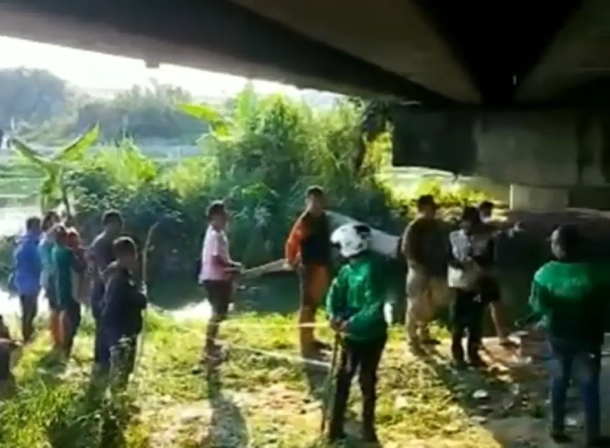 Penemuan mayat bayi di sungai bawah Jembatan Soekarno Hatta (Jembatan Citarum), Gayamsari, Semarang, Jumat 9 Juni 2023. (Sumber : Instagram @teamelang_hebatsemarang)
