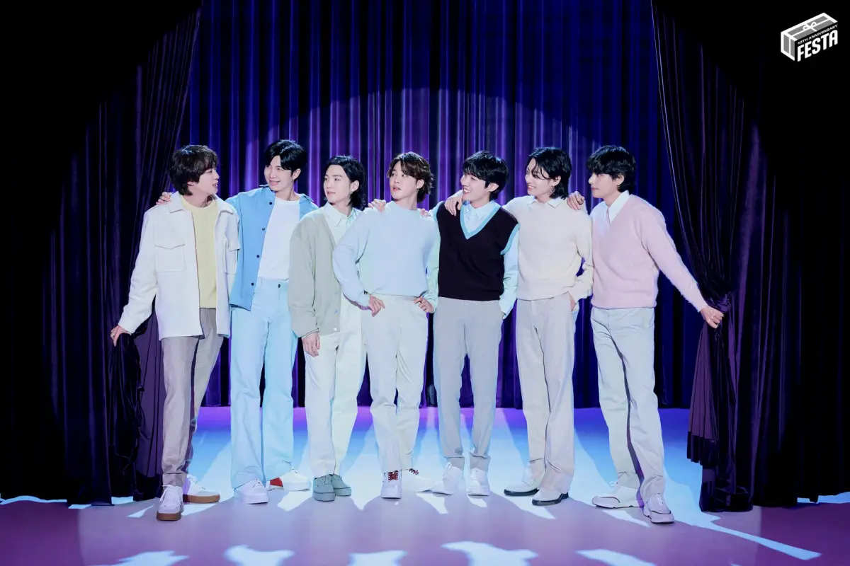 7 member BTS resmi perpanjang kontrak dengan HYBE. (Sumber : Weverse)