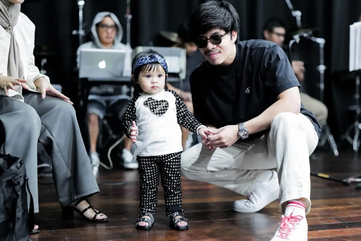 Atta Halilintar dan putrinya, Ameena Hanna Nur Atta. (Sumber : Instagram @attahalilintar)