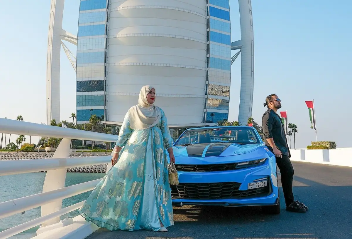 Tasyi Athasyia dan suami saat liburan ke Dubai mengajak timnya. (Sumber : Instagram @tasyiiathasyia)