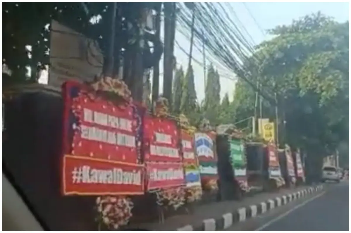 PN Jaksel dipenuhi karangan bunga dukungan untuk David. (Sumber : Twitter @Addtaufiq)