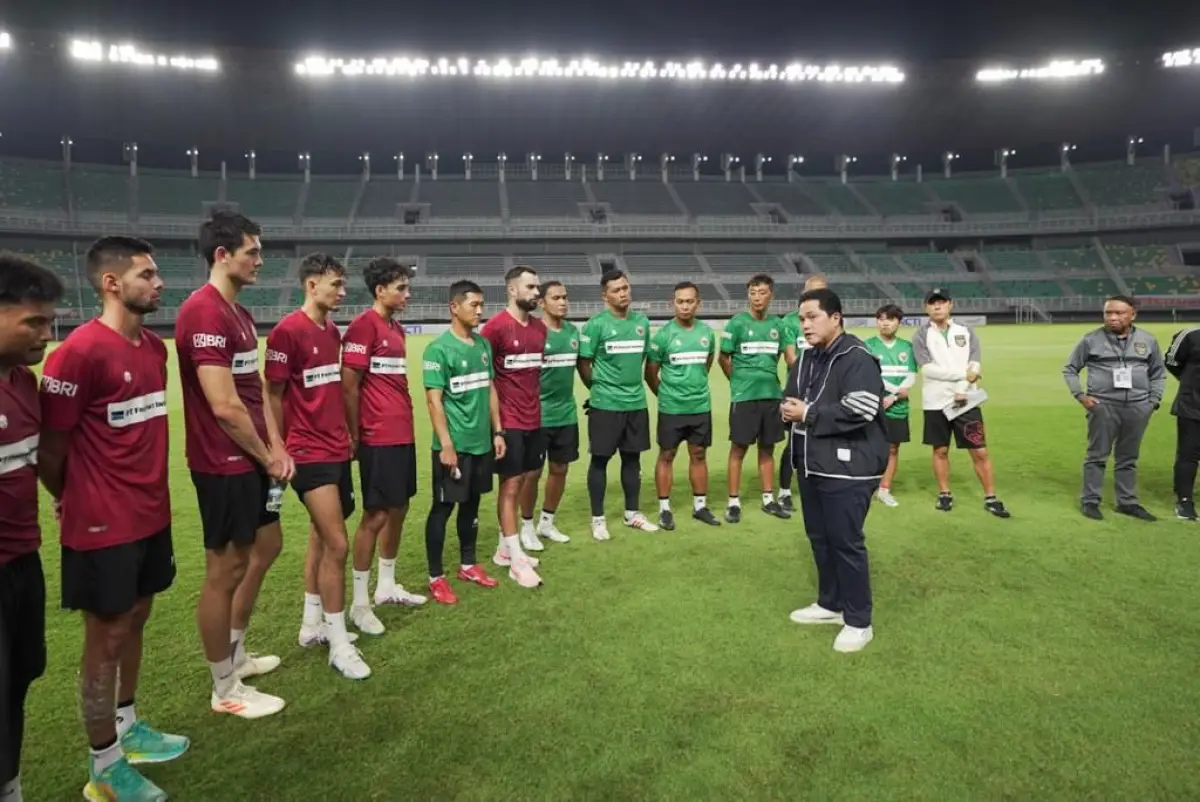 Jelang laga melawan Palestina, Ketua Umum PSSI, Erick Thohir, mendatangi tempat latihan Timnas Indonesia (Sumber : Twitter)