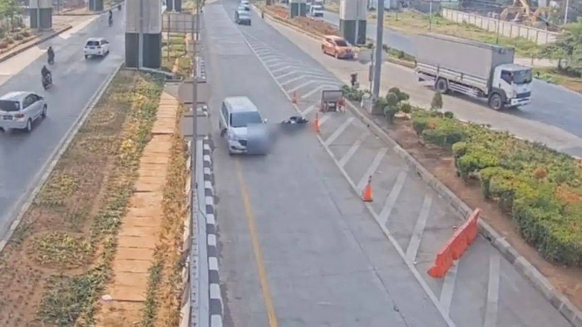 Tabrak lari di Cakung menewaskan seorang pemotor seusai dihantam mobil Avanza dari belakang terjadi pada Rabu pagi 14 Juni 2023. (Sumber : Twitter @pn7l7h)