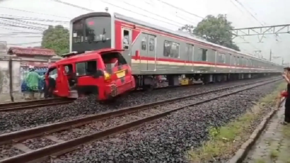 Detik-detik angkot tertabrak kereta jurusan Bogor-Jakarta Kota di perlintasan Citayam. (Sumber : Twitter @CurhatKRL)