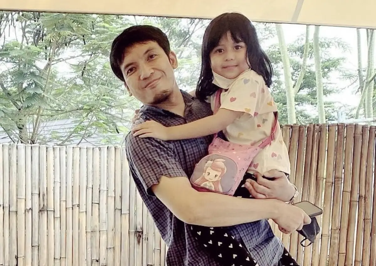 Deddy Mahendra Desta dan anak keduanya, Miskha Arrawfa Najma. (Sumber : Instagram @desta80s)