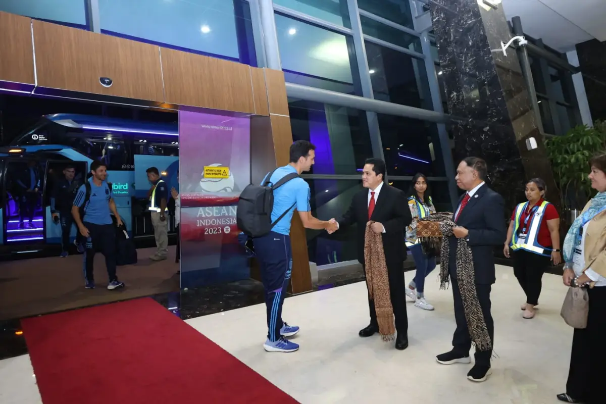 PSSI saat menyambut kedatangan rombongan Timnas Indonesia (Sumber : Twitter)