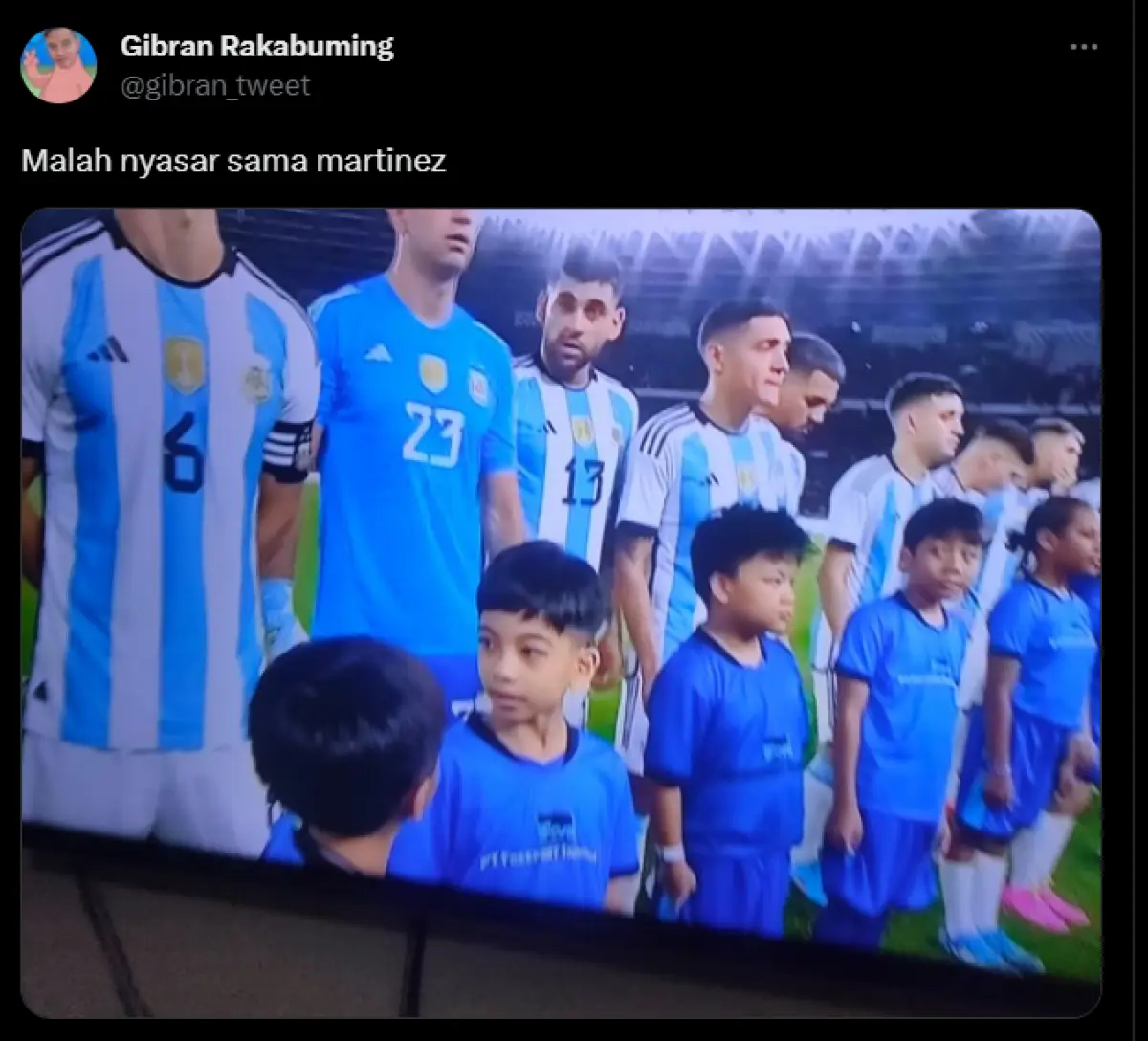 Jan Ethes jadi pendamping pemain di Indonesia vs Argentina (Sumber : Twitter)