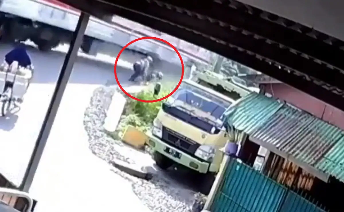 Detik-detik pengendara motor berboncengan nyaris tertabrak kereta di perlintasan rel tanpa palang pintu di Kalideres, Jakarta Barat. (Sumber : Instagram @ndorobei.official)