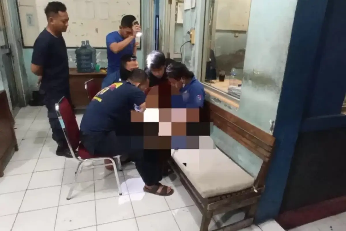 Pria asal Demak mengadu kemaluannya terjepit cincin, minta tolong ke Damkar Semarang untuk dilepas, Senin 19 Juni 2023. (Sumber : Instagram @damkarsemarang)