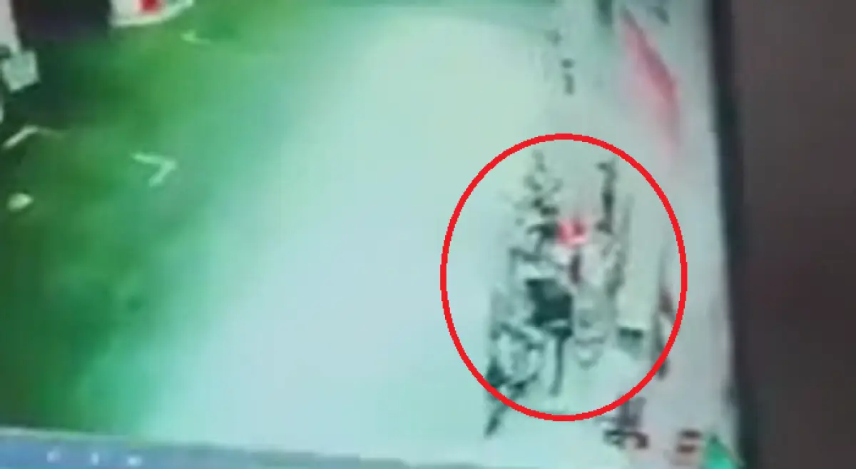 Viral video petugas SPBU Kaligawe dikeroyok 2 orang yang serobot antrean, Minggu 11 Juni 2023. (Sumber : Instagram @infokejadiansemarang.new)