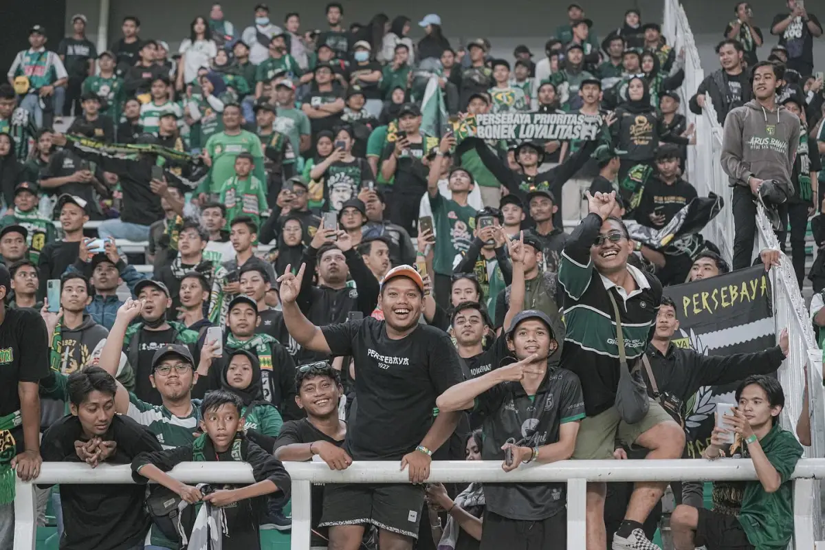 Suporter Persebaya Surabaya, Bondho Nekat atau yang kerap disebut Bonek. (Sumber : Instagram @officialpersebaya)