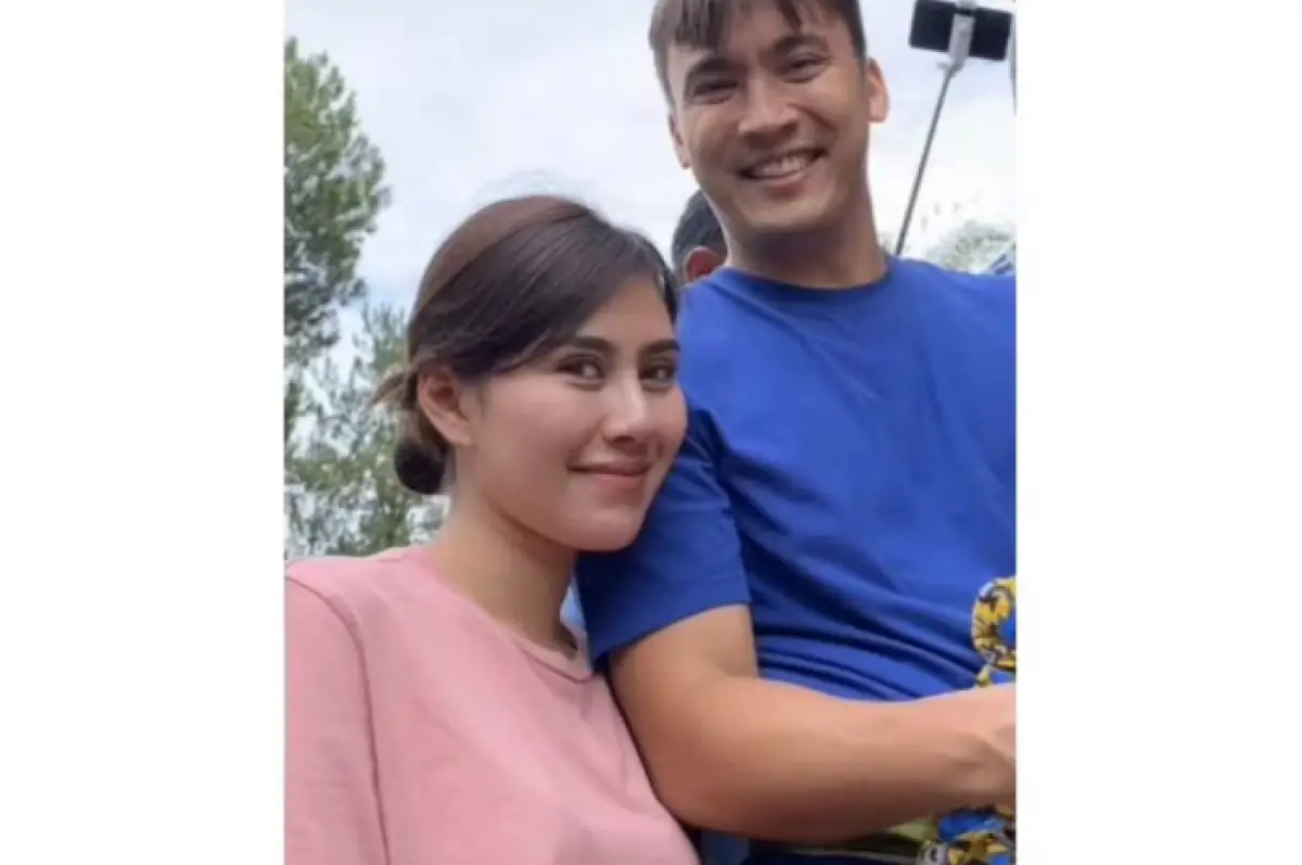 Momen saat Syahnaz Sadiqah dan Rendy Kjaernett syuting program berlibur di Tana Toraja (Sumber : instagram @lambenyinyir_official)