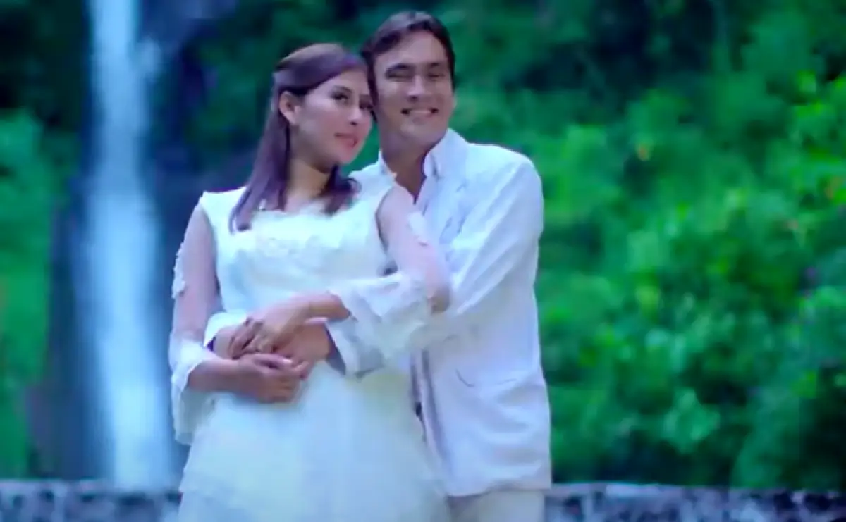 Syahnaz Sadiqah dan Rendy Kjaernett beradu akting di sebuah FTV. (Sumber : YouTube SCTV)