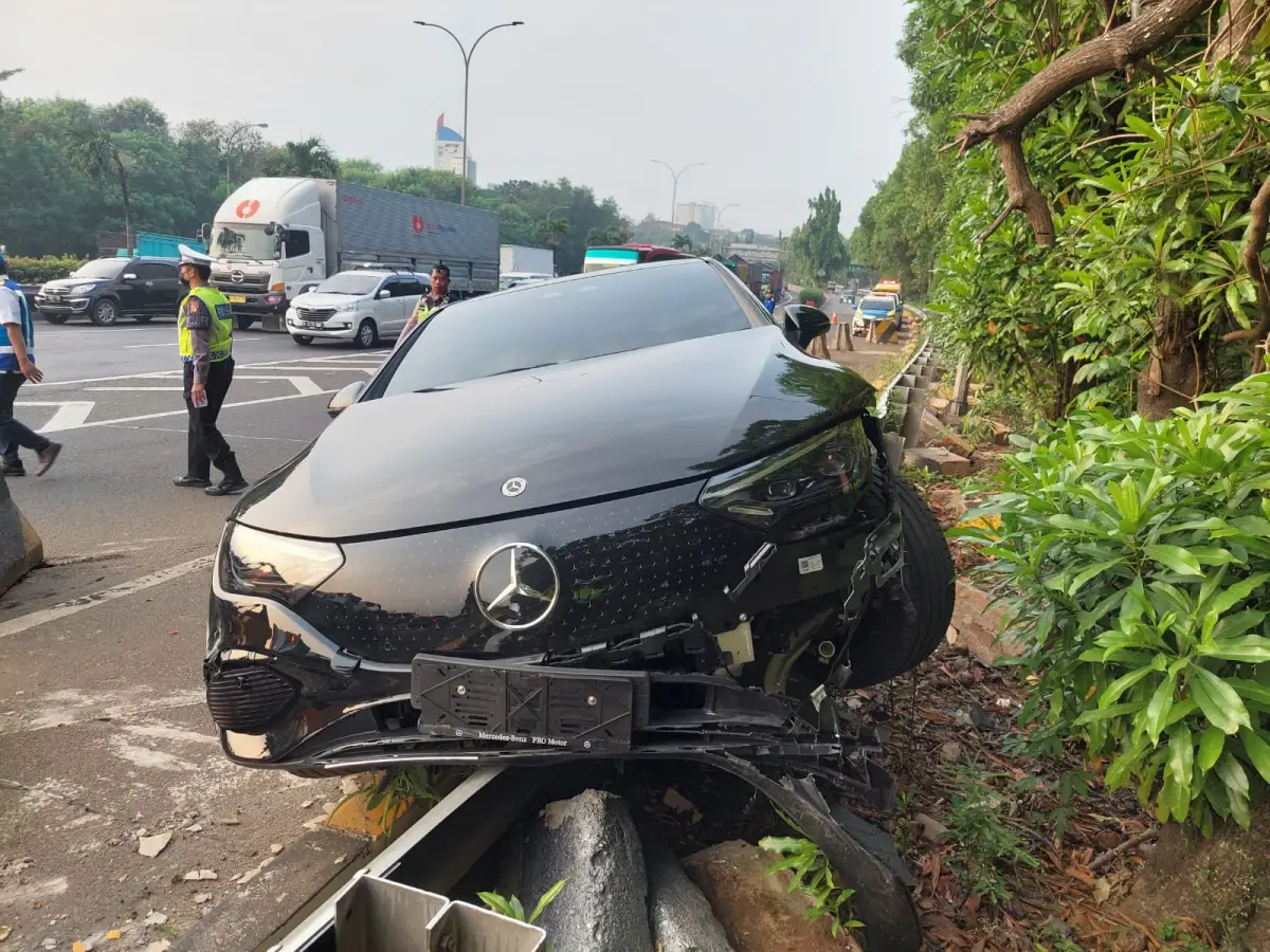 Mobil Mercedes Benz EQS keluaran terbaru ringsek setelah alami kecelakaan tunggal di Tol Ciputat, Rabu 21 Juni 2023. (Sumber : Twitter @TMCPoldaMetro)