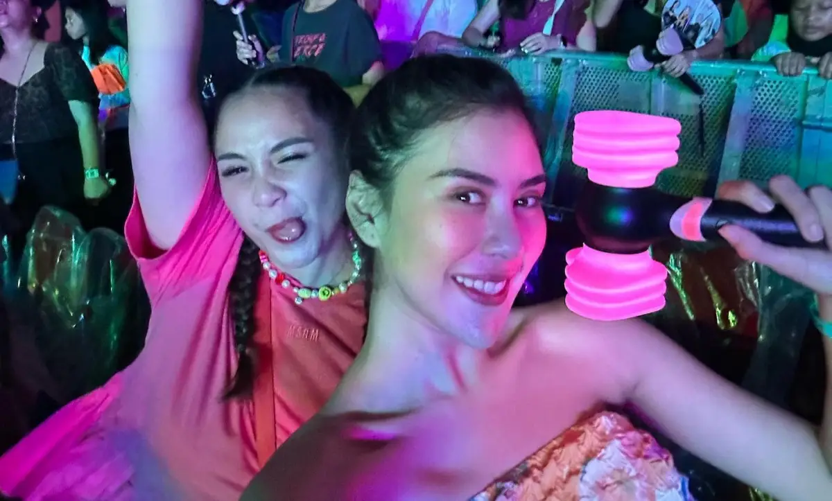 Momen Nagita Slavina dan adik iparnya, Syahnaz Sadiqah, menonton konser BLACKPINK di Jakarta. (Sumber : Instagram @syahnazs)