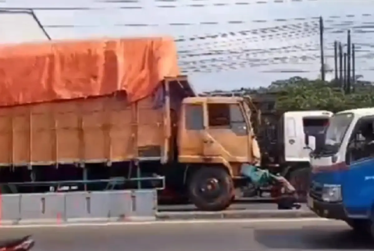 Kecelakaan di Pasar Karangjati, truk tabrak mobil dan motor diduga karena rem blong, Jumat 23 Juni 2023. (Sumber : Instagram @kejadiansmg)