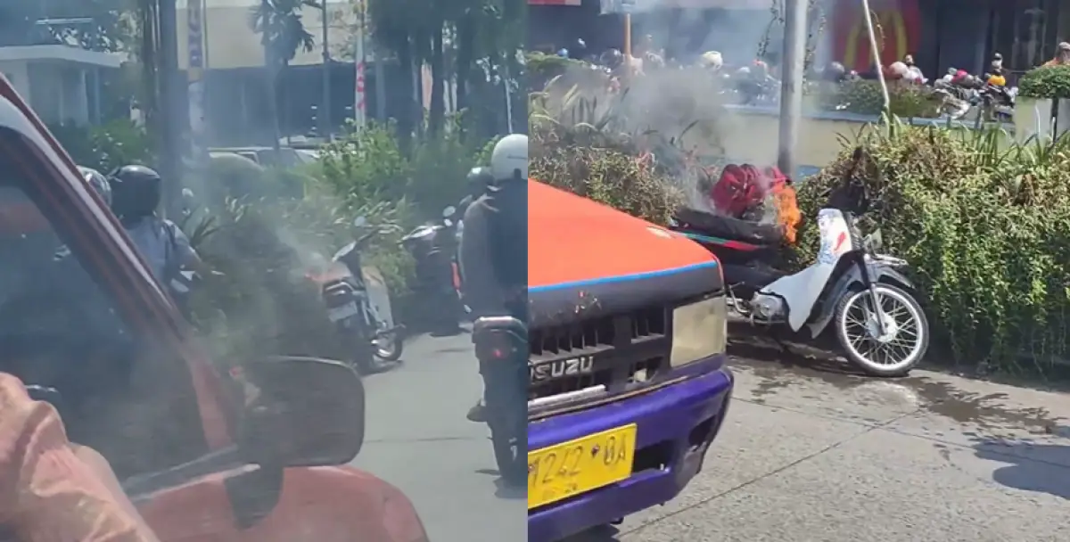 Motor Honda Astrea terbakar di depan ADA Banyumanik, Semarang, Sabtu 24 Juni 2023. (Sumber : Instagram @kejadiansmg)