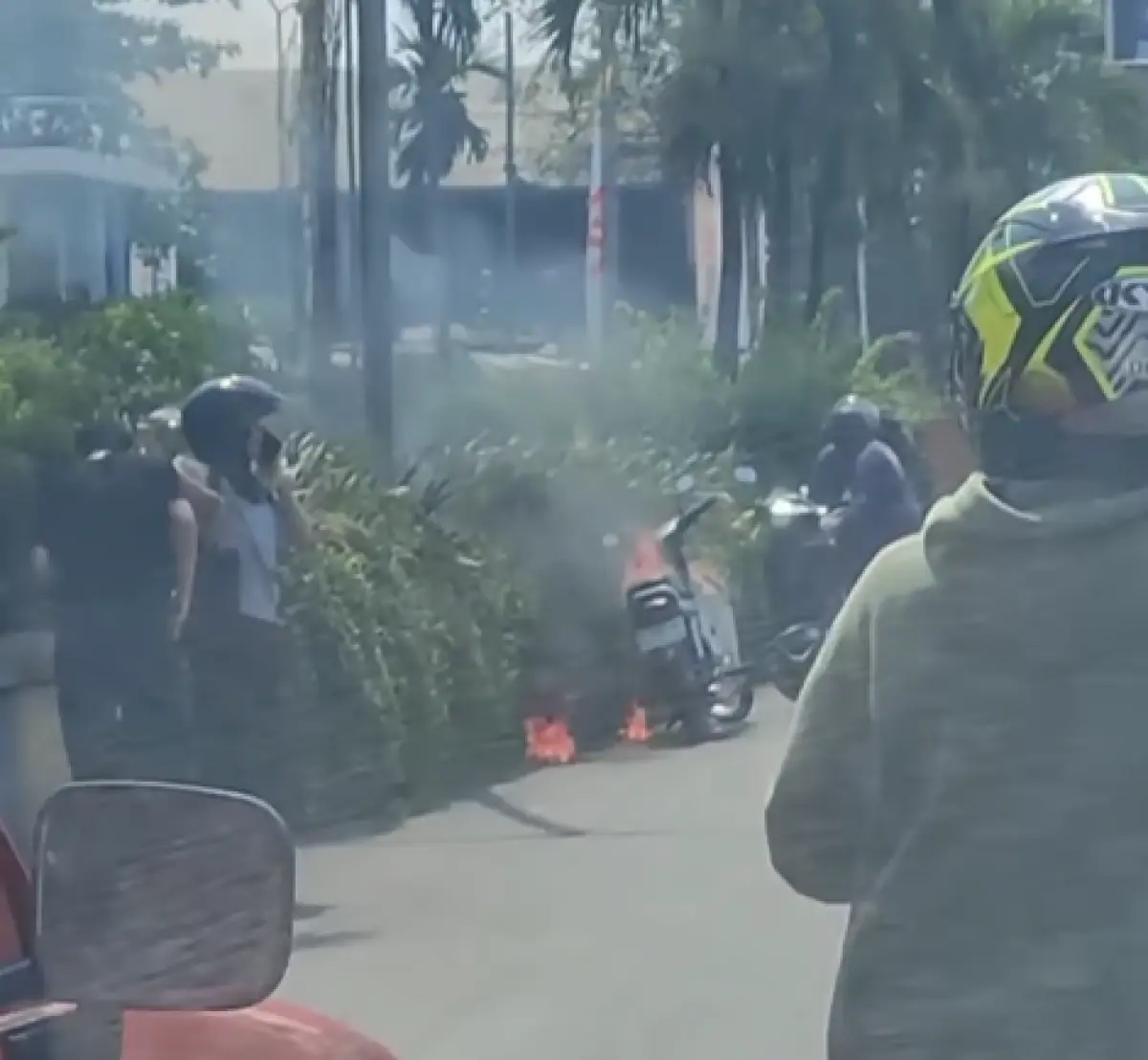 Motor kebakaran di depan ADA Banyumanik (Sumber : Instagram)