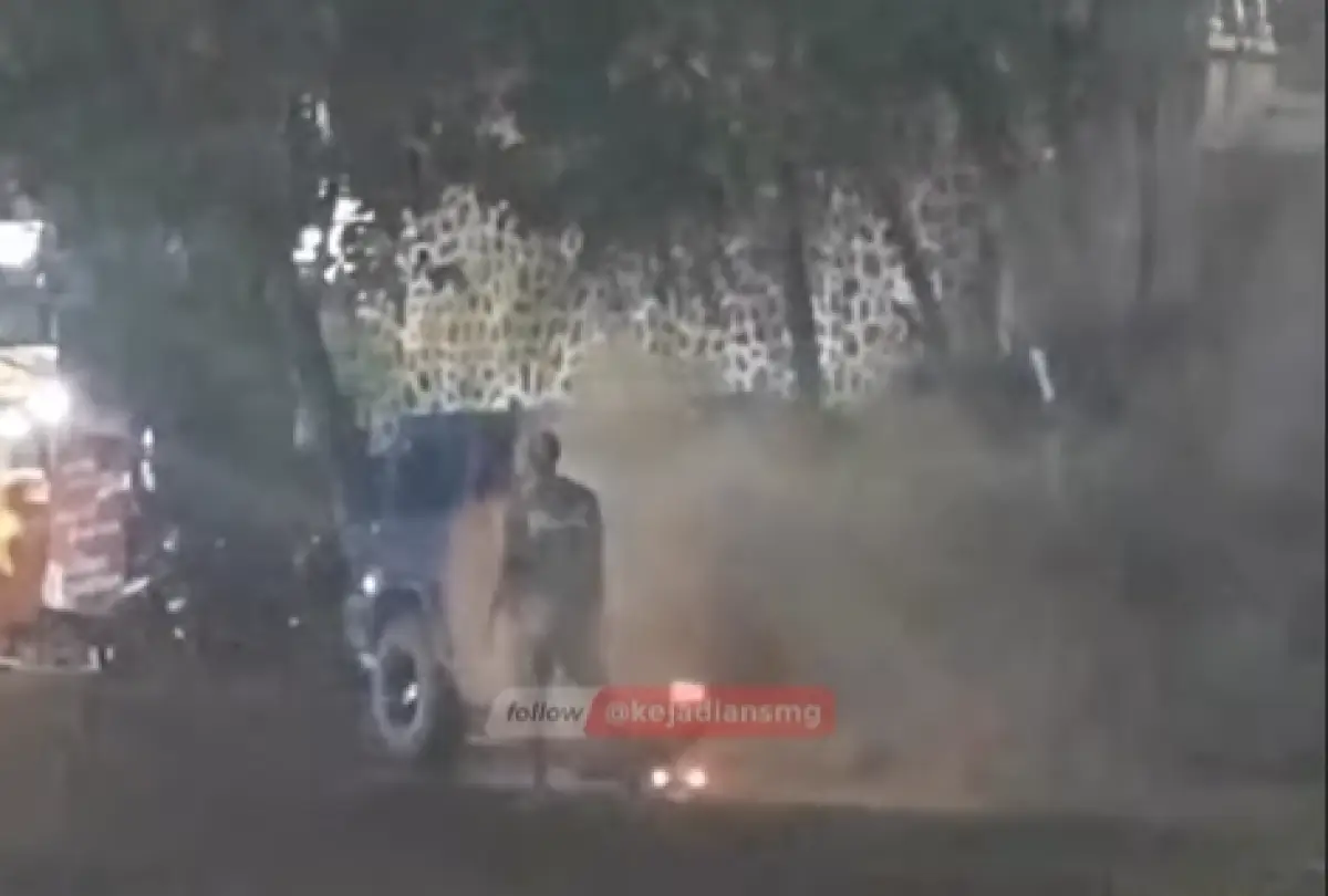 Mobil terbakar di jalan Suratmo, Semarang (Sumber : Instagram)