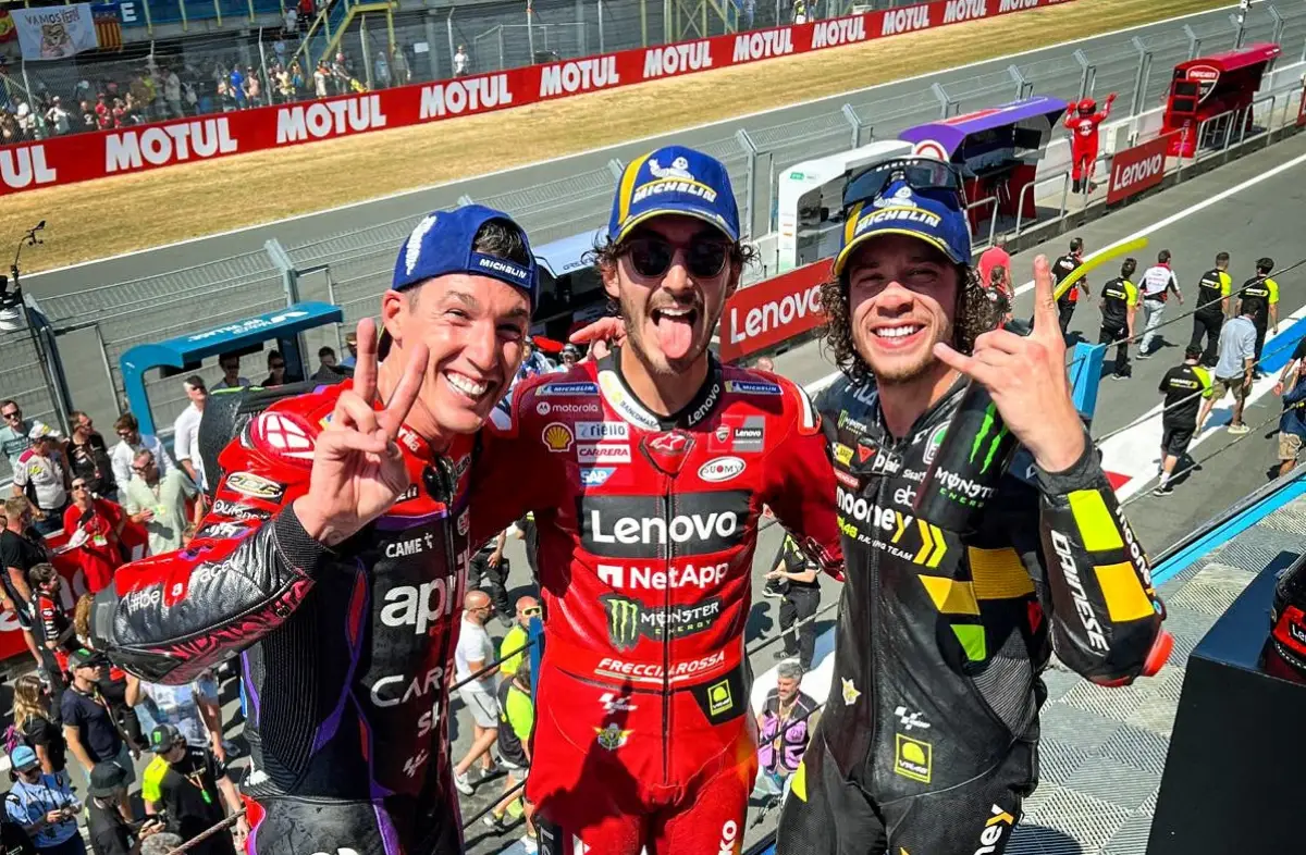 Francesco Bagnaia naik podium bersama Marco Bezzecchi dan Aleix Espargaro di MotoGP Belanda, Minggu 25 Juni 2023. (Sumber : motogp.com)
