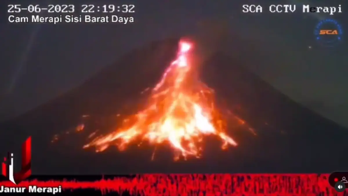 Gunung Merapi kembali memuntahkan guguran lava pijar ke arah barat daya Kali Bebeng pada Minggu 25 Juni 2023 sekitar pukul 22.20 WIB. (Sumber : YouTube Janur Merapi)
