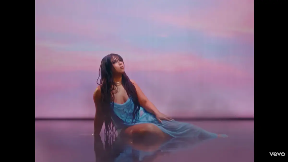 Lirik lagu Girls Like Me Don't Cry - Thuy