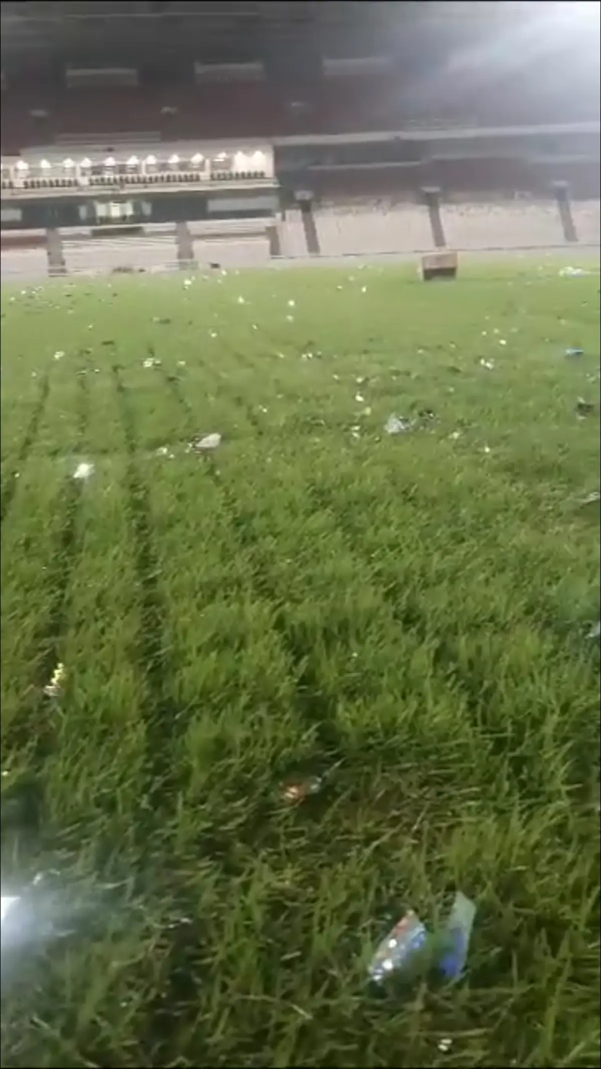 Kondisi rumput Stadion GBK usai menggelar acara politik (Sumber : Twitter)