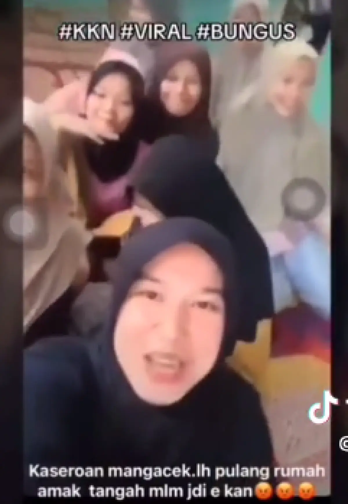 Mahasiswa KKN di Padang diusir warga karena konten TikTok. (Sumber : TikTok)