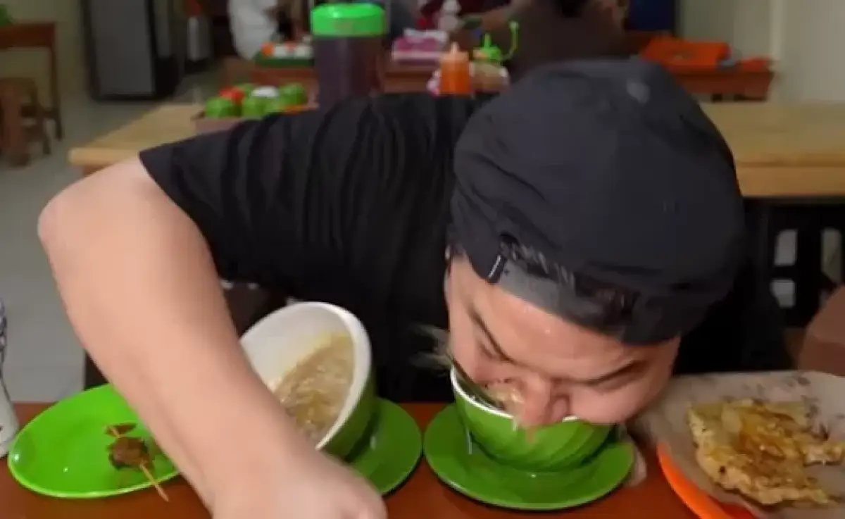 YouTuber Nex Carlos membuat sejumlah netizen terhibur karena insiden yang ia alami saat mereview makanan. (Sumber : YouTube Nex Carlos)