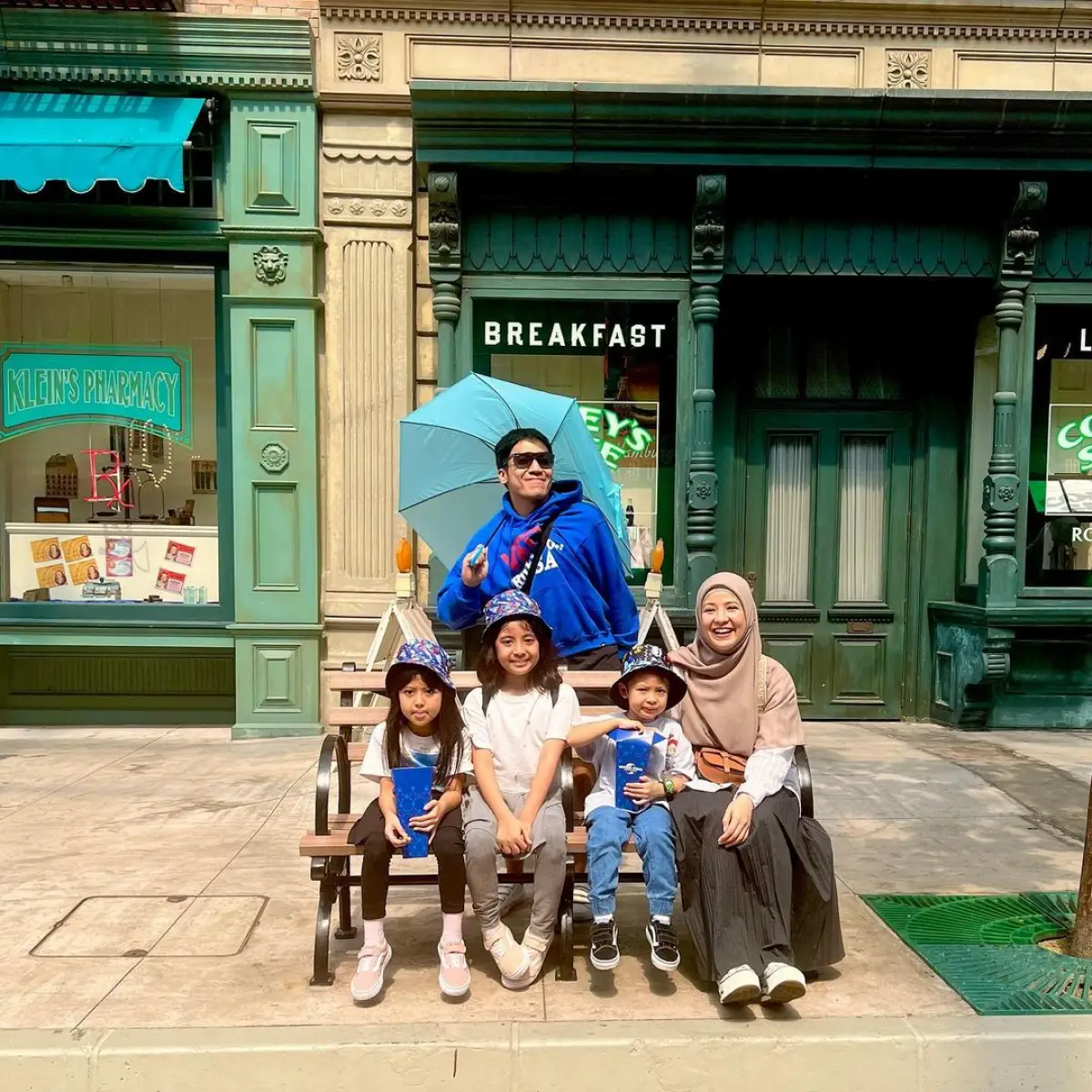 Desta liburan bareng Natasha Rizky dan ketiga anaknya. (Sumber : instagram/desta80s)