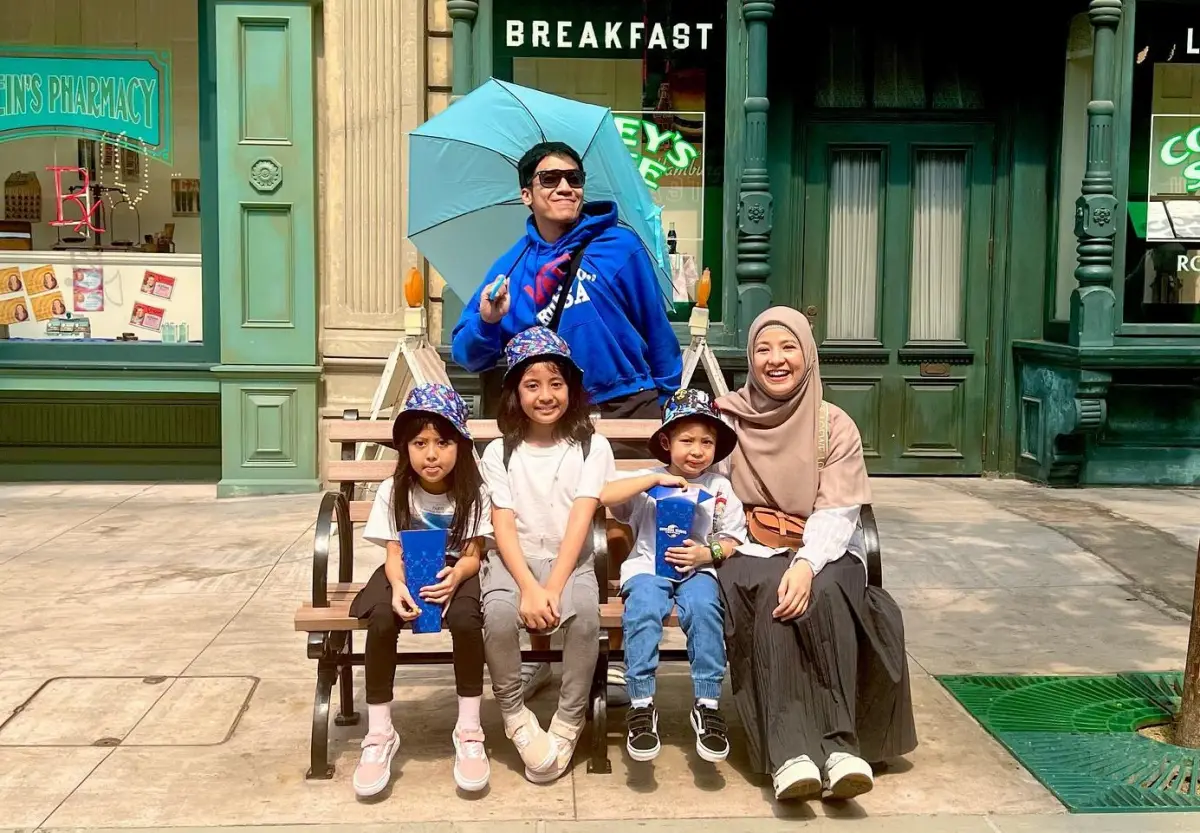 Desta dan Natasha kompak saat liburan bareng ketiga anak ke Singapura. (Sumber : Instagram @desta80s)