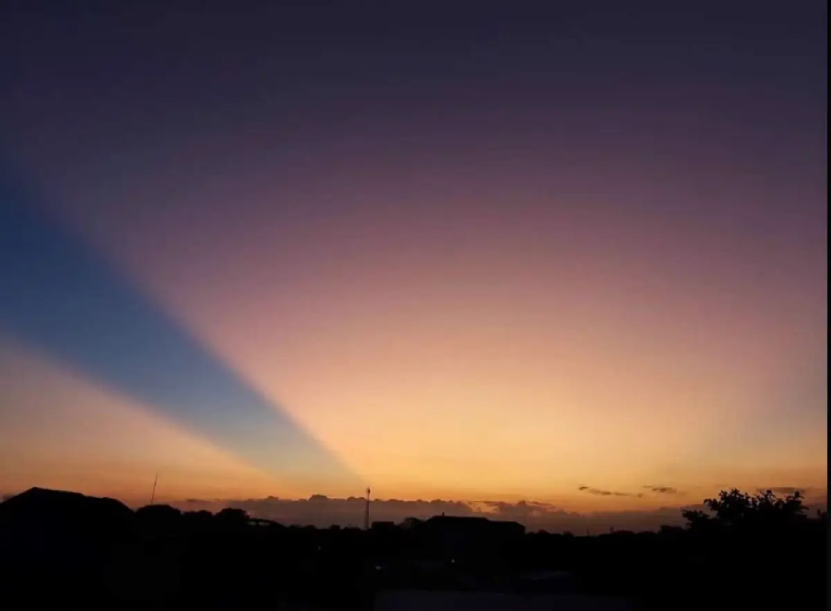 Langit yang diduga sebagai tanda gempa (Twitter/@lohmannir)