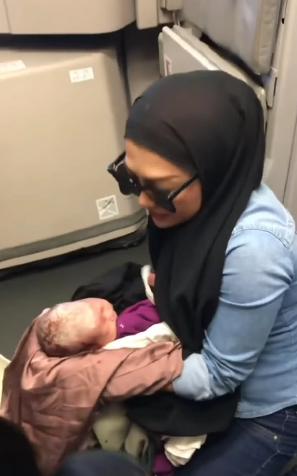 Makeup artist bantu persalinan penumpang pesawat Pelita Air. (Sumber : instagram/yulia.maria.wedding.official)