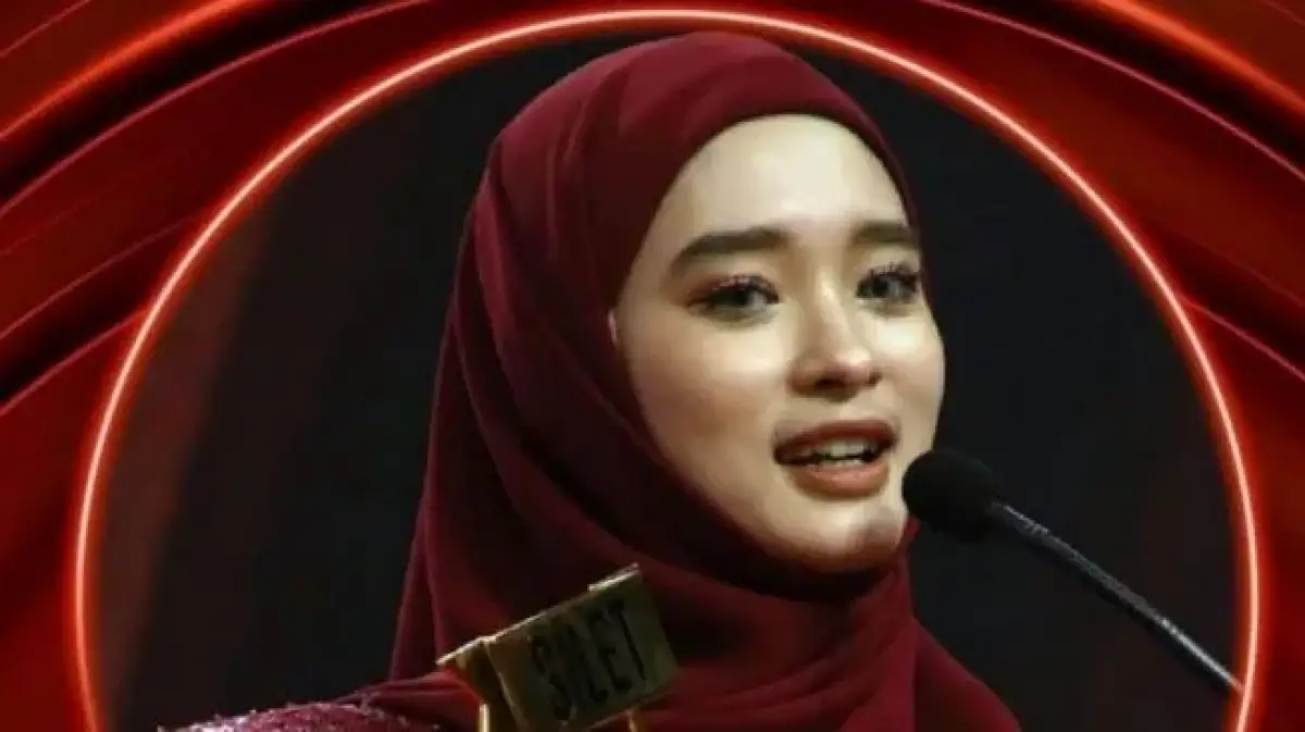 Inara Rusli, mantan istri Virgoun, belakangan ini dituduh netizen akan lepas hijab mengikuti Natalie Holscher, mantan istri Sule. Lalu, apa tanggapannya? (Sumber : Sumber: Instagram @Silet_indigo)