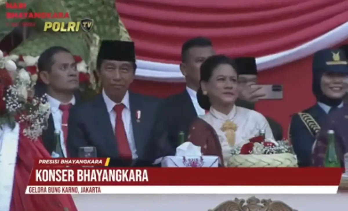 Jokowi dan Iriana Jokowi di Hari Bhayangkara ke-77. (Sumber : youtube/Polri TV)