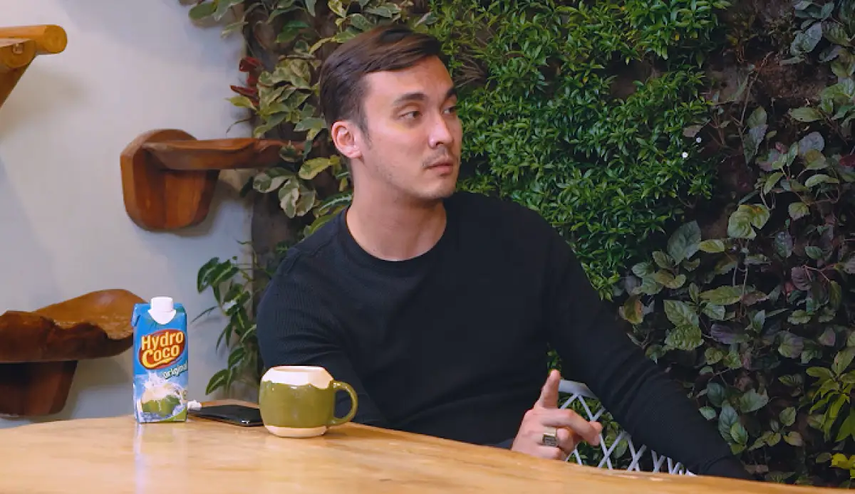 Aktor Rendy Kjaernett klarifikasi soal perselingkuhannya dengan Syahnaz Sadiqah di podcast Denny Sumargo, Minggu 2 Juli 2023. (Sumber : YouTube CURHAT BANG Denny Sumargo)