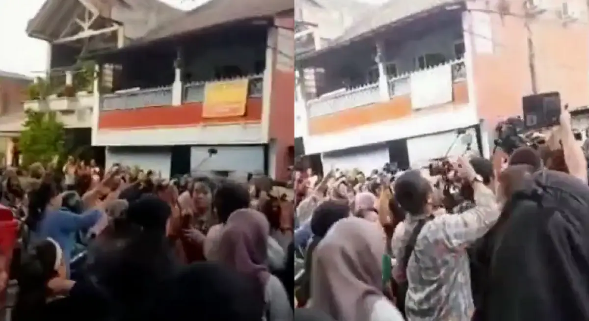 Warga berkerumun diduga memprotes Dewi Perssik soal hewan kurban. (Sumber : Twitter @Heraloebss)