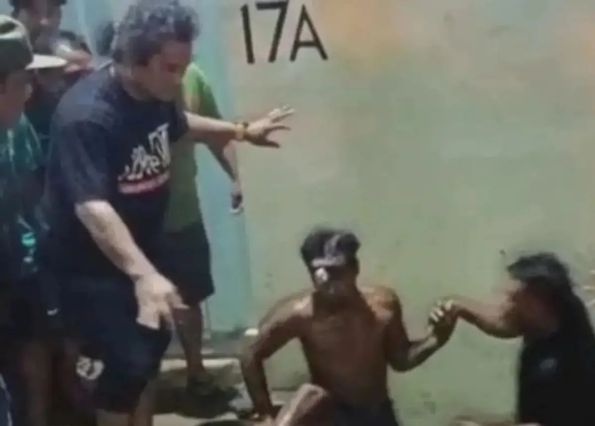 Adi Saputra (30) dihajar massa setelah ketahuan maling HP di di Jalan Naroyono, Kelurahan Bulu Lor, Kecamatan Semarang Utara, Kota Semarang, Minggu 2 Juli 2023 malam. (Sumber : Instagram @infokriminalsemarang)