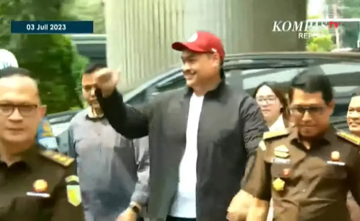 Menpora Dito Ariotedjo datang ke Kejaksaan Agung untuk memenuhi panggilan sebagai saksi kasus korupsi BTS Kominfo, Senin 3 Juli 2023 siang. (Sumber : YouTube KOMPASTV)