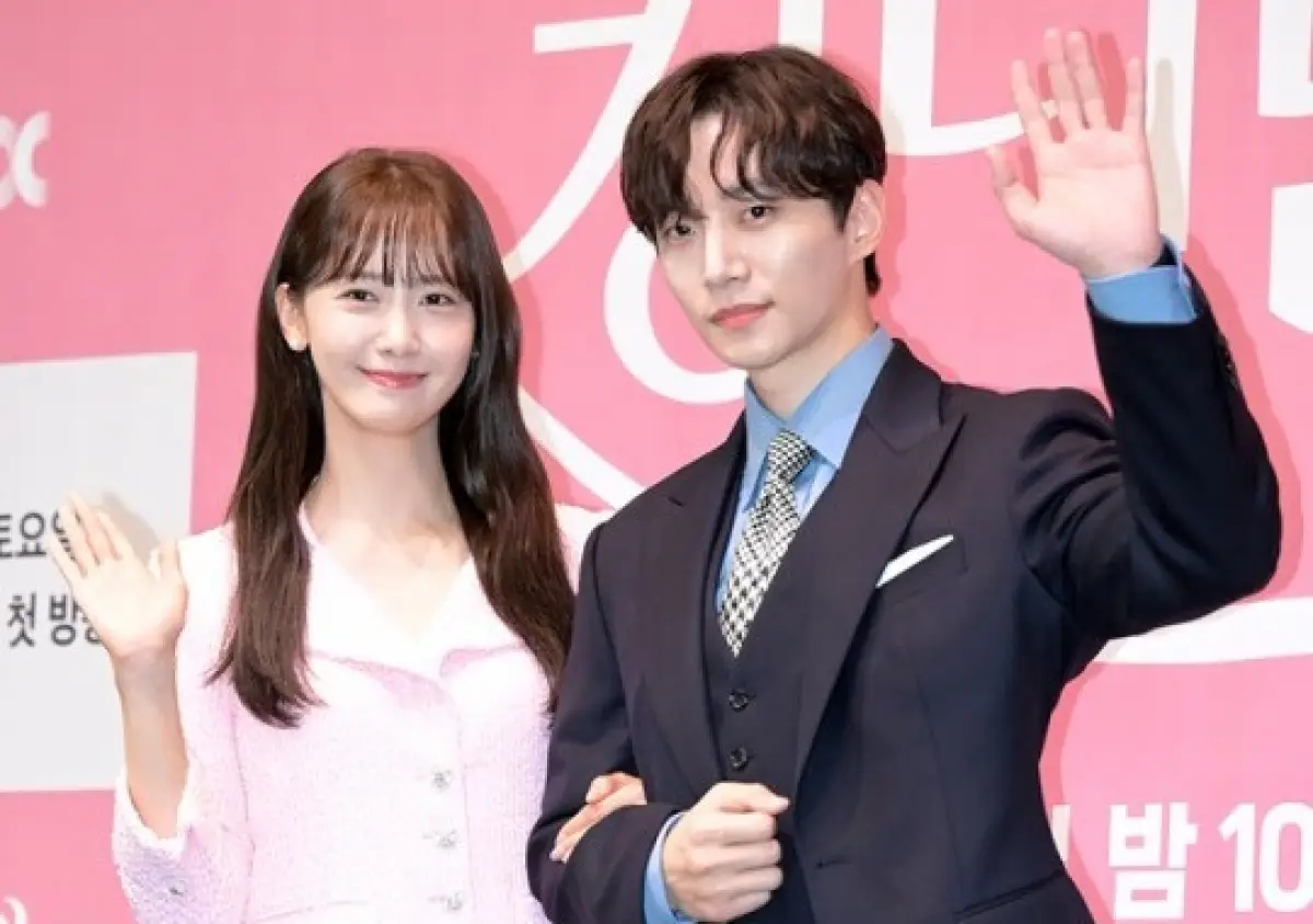 Yoona SNSD dan Junho 2PM dikabarkan berpacaran sebelum drama King The Land tayang namun rumor ditepis agensi, Senin 3 Juli 2023. (Sumber : Newsen)