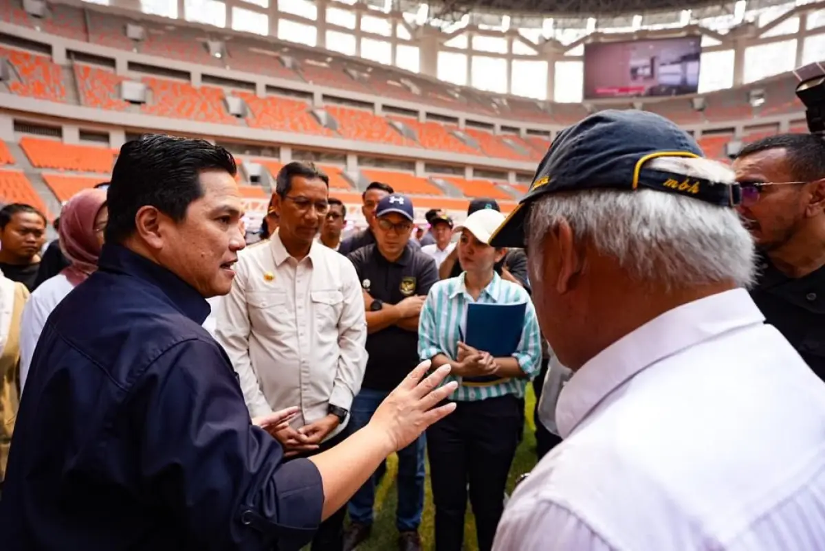 Erick Thohir ketika melakukan sidak ke Stadion JIS bersama Menteri PUPR (Sumber : Twitter @erickthohir)