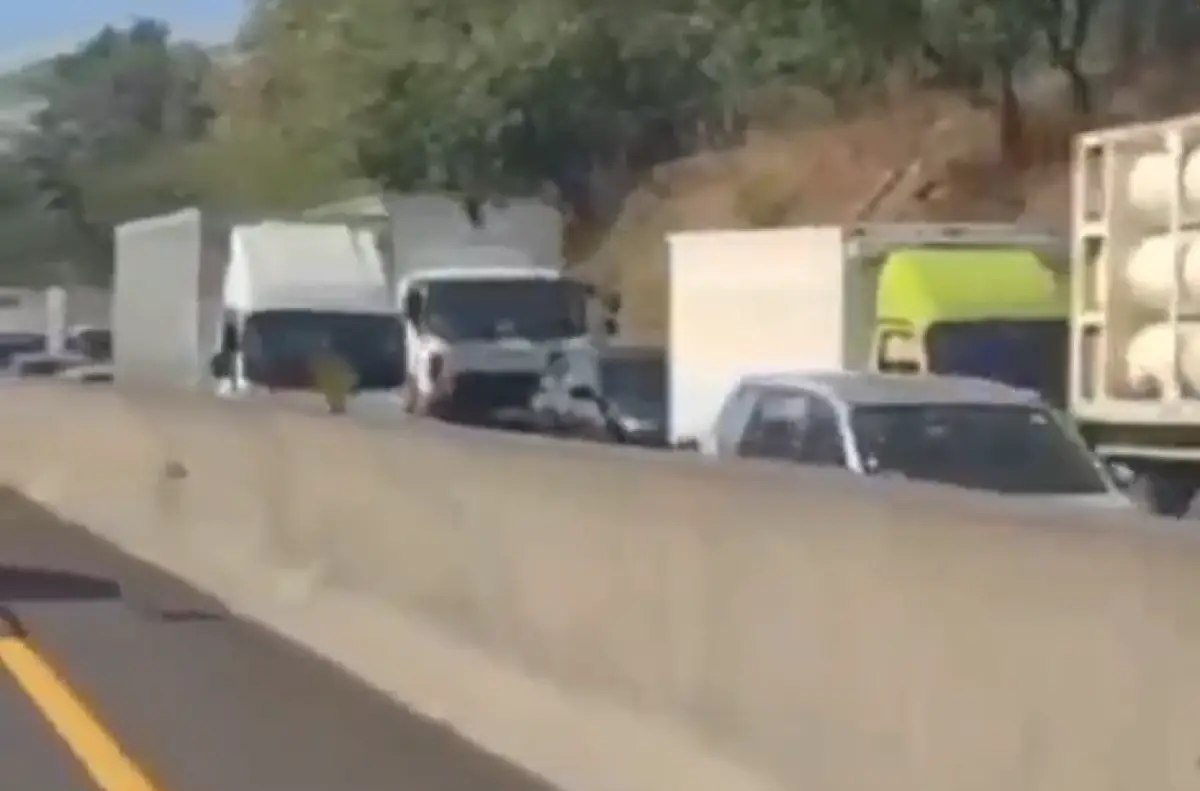 Jalan Tol Semarang ABC ruas Jatingaleh arah Krapyak KM 425, ada perbaikan jalan selama 2 minggu. (Sumber : Satlantas Polrestabes Semarang)