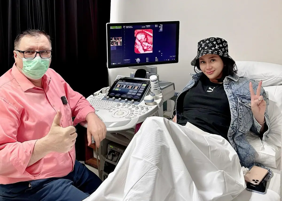 Denise Chariesta menangis mengungkapkan bahwa ASI-nya tidak lagi keluar. (Sumber : Instagram @denisechariesta91)