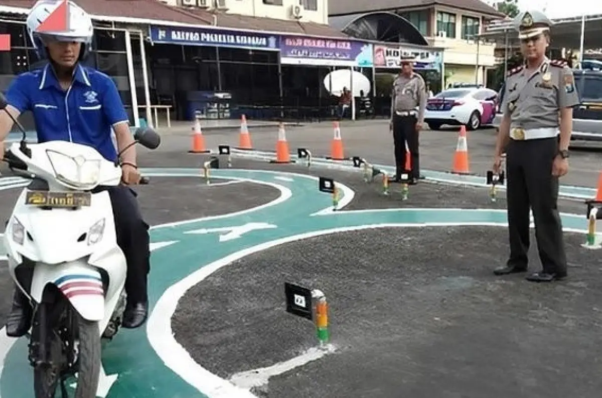 Ilustrasi ujian praktik jalur 8 saat pembuatan SIM C di Ditlantas Polda Jateng. (Sumber : Satlantas Polrestabes Semarang)