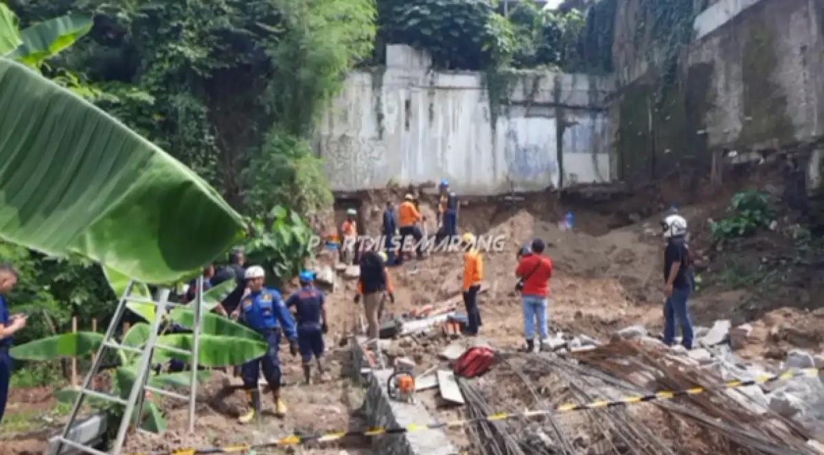 Longsor terjadi di kompleks ruko Jalan Gatot Subroto, Purwoyoso, Ngaliyan, Semarang. Seorang pekerja bangunan tewas tertimbun longsor, Jumat 7 Juli 2023. (Sumber : Instagram @portalsemarang)
